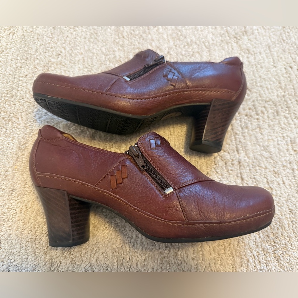 Clarks Women's Artisan Collection Brown Zip Up Leather Heels Size 7.5M Fair Used